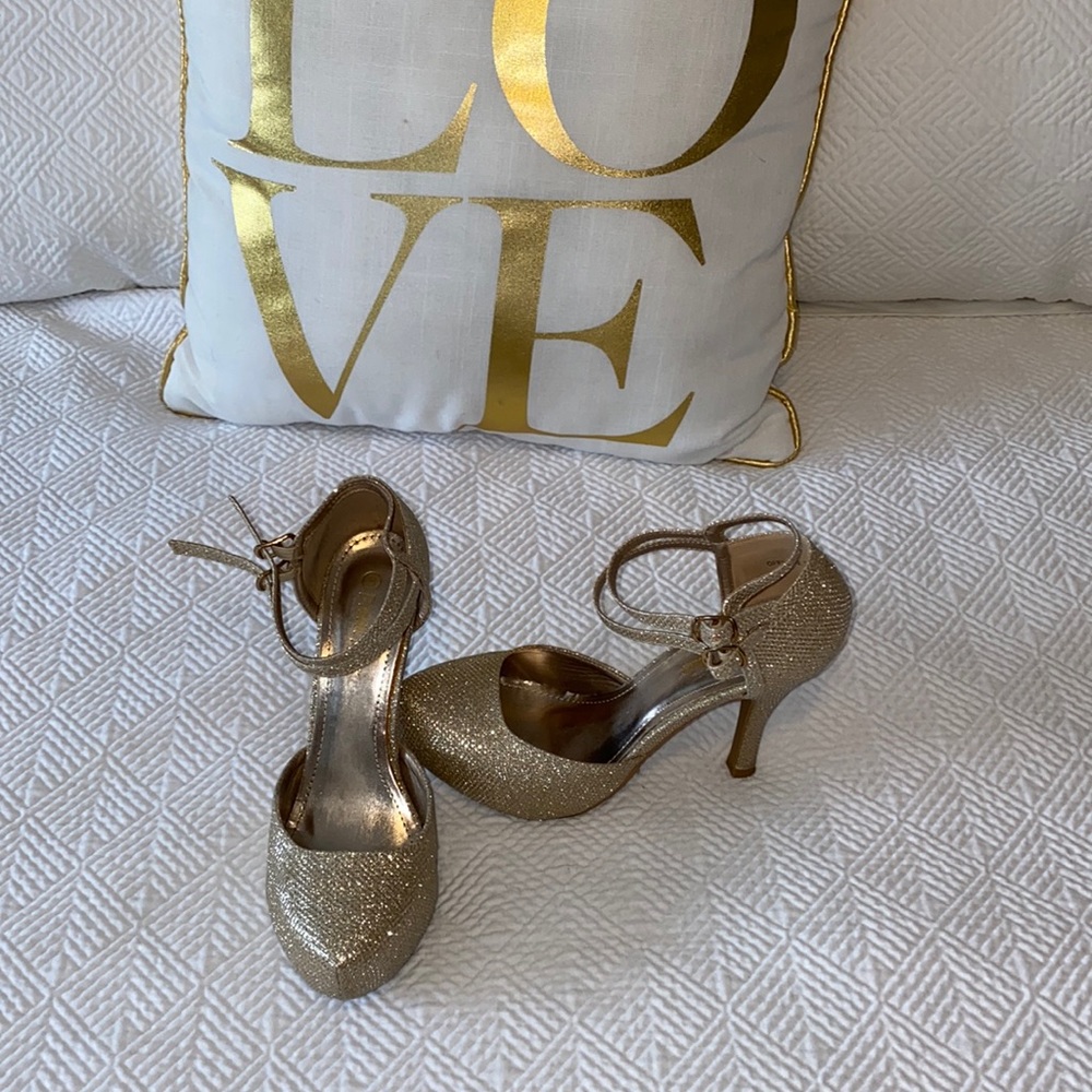 Beautiful sparkly gold pumps.